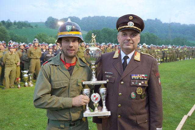 Bereichsfeuerwehrkommandant-Stv. Brandrat Johann Weixler-Suppan (r.) übergab die Trophäe an die Truppe aus Hirzenriegl. | Foto: LFV Franz Fink