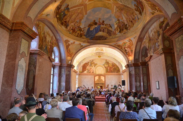 "Klingendes Ötscher:reich" in Gaming: Insgesamt spielten sechs Volksmusik-Ensembles in der Barockbibliothek und im Kartausenkeller auf. | Foto: Ötscherland Photography/Michael Handl