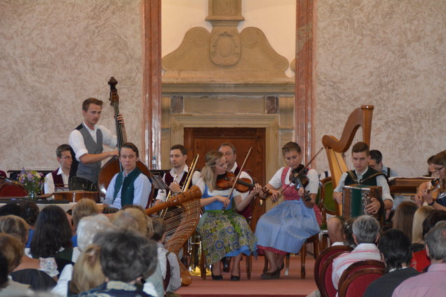 "Klingendes Ötscher:reich" in Gaming: Insgesamt spielten sechs Volksmusik-Ensembles in der Barockbibliothek und im Kartausenkeller auf.