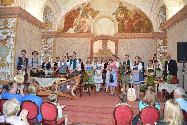 "Klingendes Ötscher:reich" in Gaming: Insgesamt spielten sechs Volksmusik-Ensembles in der Barockbibliothek und im Kartausenkeller auf.
