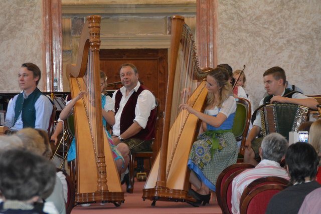 "Klingendes Ötscher:reich" in Gaming: Insgesamt spielten sechs Volksmusik-Ensembles in der Barockbibliothek und im Kartausenkeller auf.
