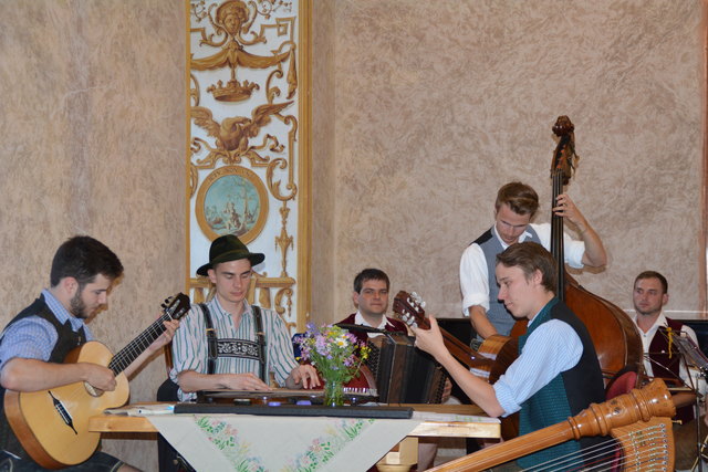 "Klingendes Ötscher:reich" in Gaming: Insgesamt spielten sechs Volksmusik-Ensembles in der Barockbibliothek und im Kartausenkeller auf.
