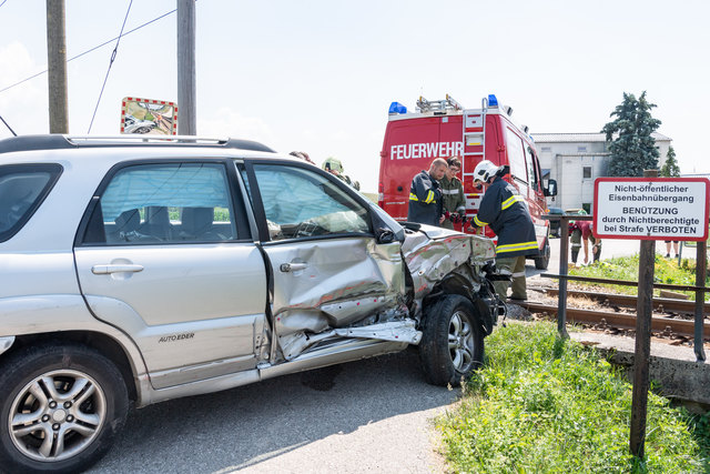 Die beiden Insassen konnten noch selber aus dem Auto steigen. | Foto: FOTOKERSCHI.AT / KERSCHBAUMMAYR