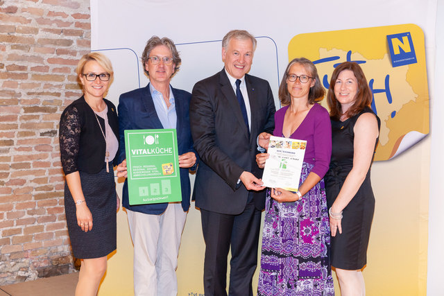 Alexandra Kappl (Leiterin Initiative "Tut gut!"), Peter Halama (Schulbuffet NMS Langenzersdorf), Landesrat Martin Eichtinger, Direktorin Petra Gollhofer und Irene Öllinger (Programmleiterin "Vitalküche"). | Foto: Tut gut!