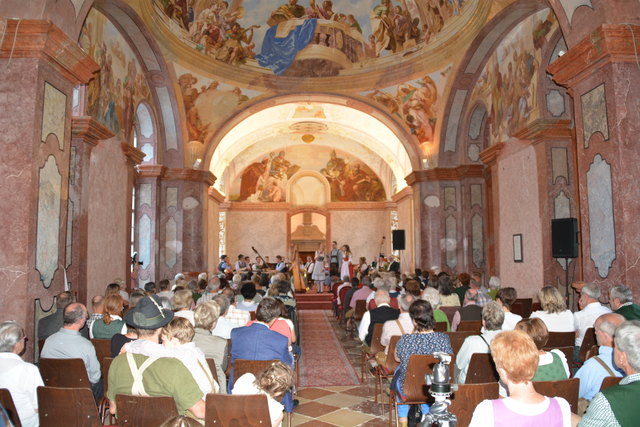 "Klingendes Ötscher:reich" in Gaming: Insgesamt spielten sechs Volksmusik-Ensembles in der Barockbibliothek und im Kartausenkeller auf.