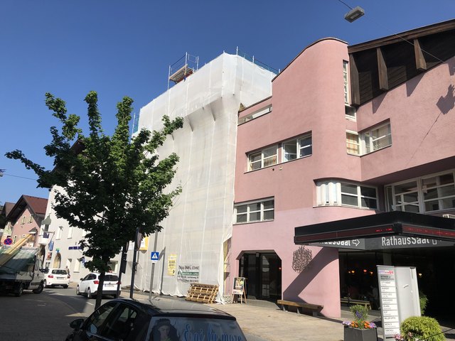 Fassaden im Telfer Ortskern werden verschönert, hier das Haus, in dem das Tourismusbüro untergebracht ist.