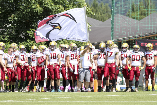 Die Telfs Patriots lassen den Adler über das Feld der Salzburg Ducks fliegen.