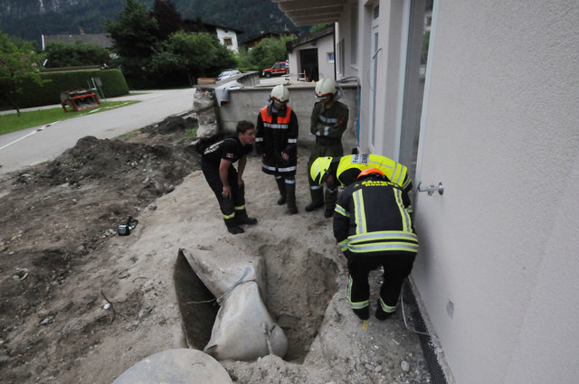 Experten der Feuerwehr untersuchen den Gas-Tank. | Foto: ZOOM.Tirol