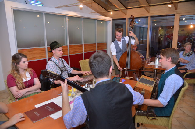 "Klingendes Ötscher:reich" in Gaming: Insgesamt spielten sechs Volksmusik-Ensembles in der Barockbibliothek und im Kartausenkeller auf. | Foto: Ötscherland Photography/Michael Handl
