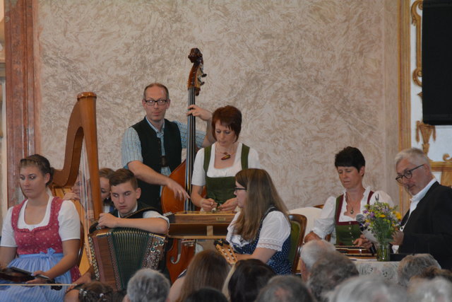 "Klingendes Ötscher:reich" in Gaming: Insgesamt spielten sechs Volksmusik-Ensembles in der Barockbibliothek und im Kartausenkeller auf.