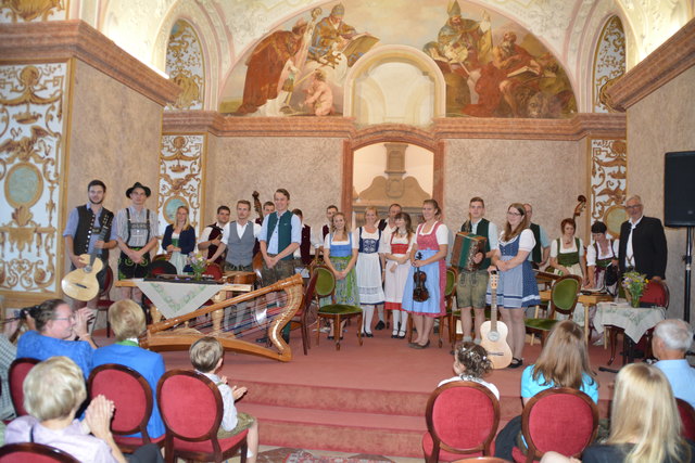 "Klingendes Ötscher:reich" in Gaming: Insgesamt spielten sechs Volksmusik-Ensembles in der Barockbibliothek und im Kartausenkeller auf.