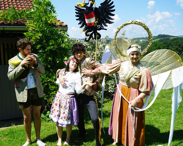 V.l.n.r.: Tobias Kerschbaumer, Dragana Gavric, Felix Krauss, Alice Peterhans stehen in Präbach auf der Bühne des HofTheaterHöf.