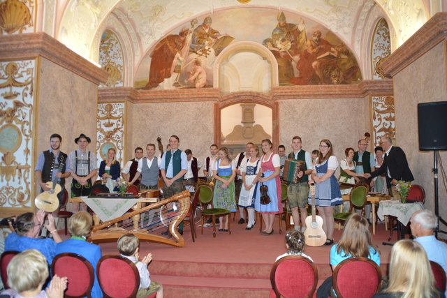 "Klingendes Ötscher:reich" in Gaming: Insgesamt spielten sechs Volksmusik-Ensembles in der Barockbibliothek und im Kartausenkeller auf.