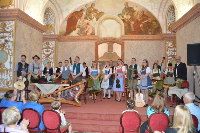 "Klingendes Ötscher:reich" in Gaming: Insgesamt spielten sechs Volksmusik-Ensembles in der Barockbibliothek und im Kartausenkeller auf.