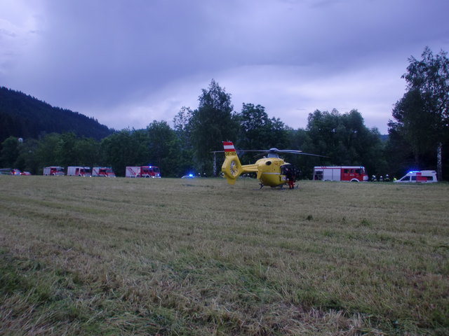 Der Rettungshubschrauber Christopherus flog die verletzte Person ins Klinikum | Foto: FF Straßburg