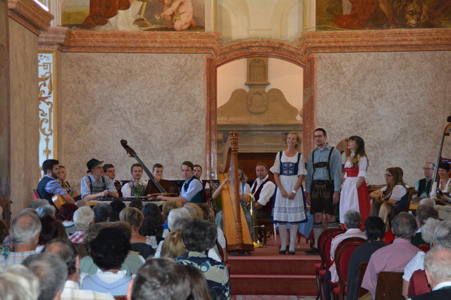 "Klingendes Ötscher:reich" in Gaming: Insgesamt spielten sechs Volksmusik-Ensembles in der Barockbibliothek und im Kartausenkeller auf.