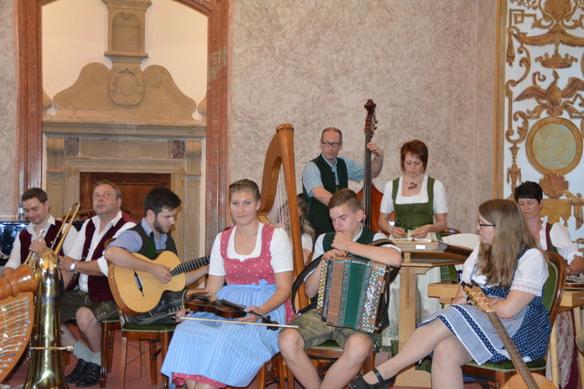 "Klingendes Ötscher:reich" in Gaming: Insgesamt spielten sechs Volksmusik-Ensembles in der Barockbibliothek und im Kartausenkeller auf.