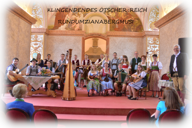 "Klingendes Ötscher:reich" in Gaming: Insgesamt spielten sechs Volksmusik-Ensembles in der Barockbibliothek und im Kartausenkeller auf. | Foto: Ötscherland Photography/Michael Handl
