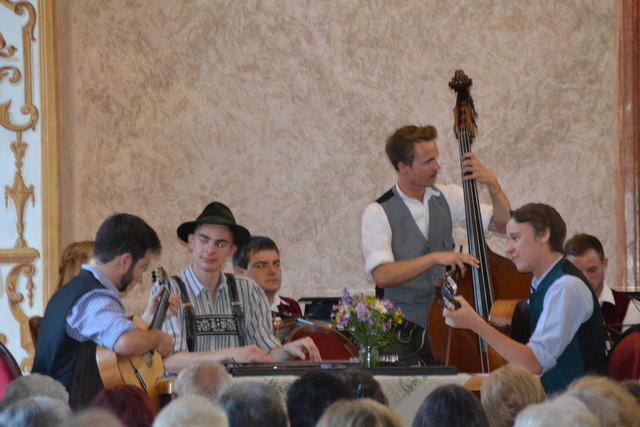 "Klingendes Ötscher:reich" in Gaming: Insgesamt spielten sechs Volksmusik-Ensembles in der Barockbibliothek und im Kartausenkeller auf.