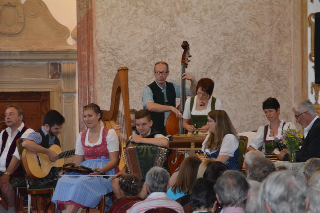 "Klingendes Ötscher:reich" in Gaming: Insgesamt spielten sechs Volksmusik-Ensembles in der Barockbibliothek und im Kartausenkeller auf.