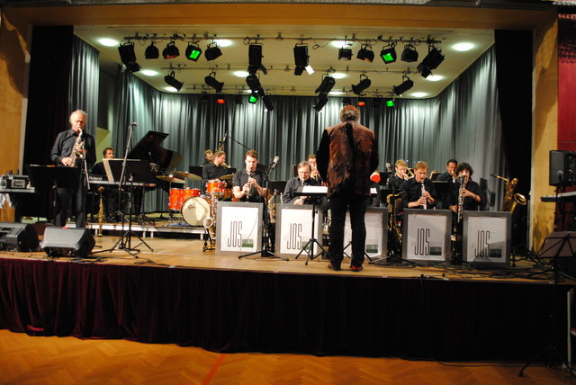Unter der Leitung von Sigi Feigl sorgte das 18-köpfige Orchester unter den Besuchern in der Rosenhalle für Begeisterung.