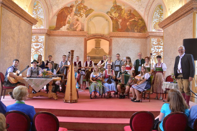 "Klingendes Ötscher:reich" in Gaming: Insgesamt spielten sechs Volksmusik-Ensembles in der Barockbibliothek und im Kartausenkeller auf. | Foto: Ötscherland Photography/Michael Handl