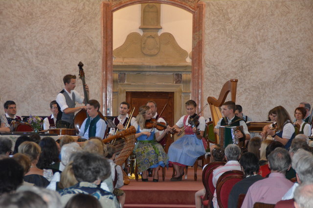 "Klingendes Ötscher:reich" in Gaming: Insgesamt spielten sechs Volksmusik-Ensembles in der Barockbibliothek und im Kartausenkeller auf.