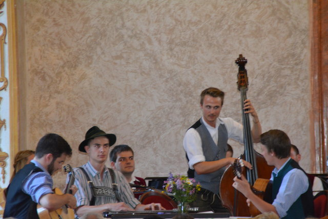 "Klingendes Ötscher:reich" in Gaming: Insgesamt spielten sechs Volksmusik-Ensembles in der Barockbibliothek und im Kartausenkeller auf.