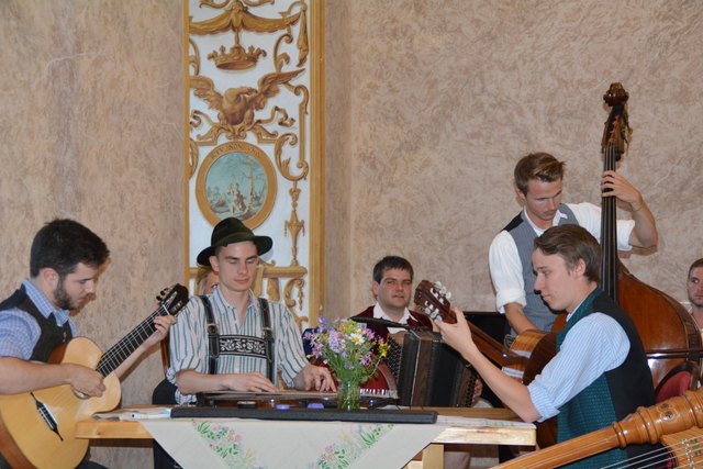 "Klingendes Ötscher:reich" in Gaming: Insgesamt spielten sechs Volksmusik-Ensembles in der Barockbibliothek und im Kartausenkeller auf.