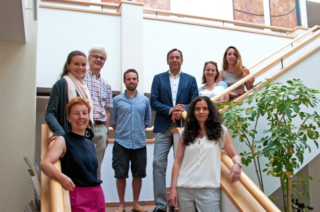 Alice Lehner, Tobias Mösslacher und Tamara Paulweber sind als BefragerInnen unterwegs. Im Bild mit Mag. (FH) Anna Hofer (AVOS), Vzbgm. Hermann Gierlinger, Bgm. Dr. Robert Bukovc, Mag. Verena Aistleitner (AVOS) und Mag. Dr. Christine Winkler-Ebner (AVOS). | Foto: AVOS/Manuel Bukovics
