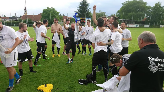 Champion! Grambach feiert den Aufstieg in die Unterliga. Coach Klaus Fuchs konnten auch seine Krücken nicht bremsen.