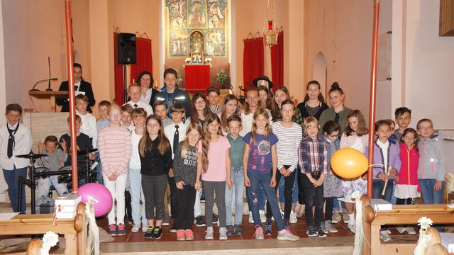 Die Kinder durften die Kirche mit Taschen- und Stirnlampe erkunden | Foto: Foto: Geiser