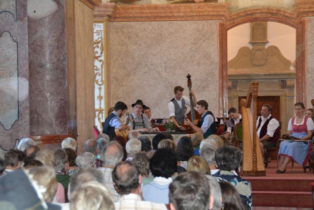 "Klingendes Ötscher:reich" in Gaming: Insgesamt spielten sechs Volksmusik-Ensembles in der Barockbibliothek und im Kartausenkeller auf.