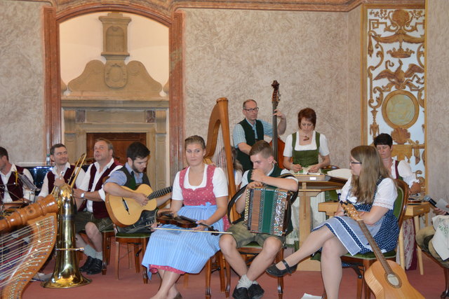 "Klingendes Ötscher:reich" in Gaming: Insgesamt spielten sechs Volksmusik-Ensembles in der Barockbibliothek und im Kartausenkeller auf.