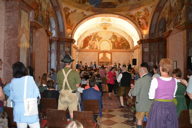 "Klingendes Ötscher:reich" in Gaming: Insgesamt spielten sechs Volksmusik-Ensembles in der Barockbibliothek und im Kartausenkeller auf.