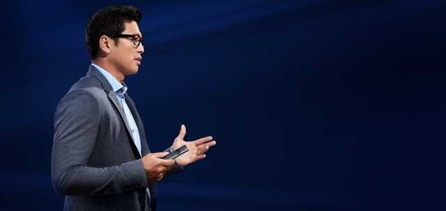 Fachleute empfehlen, dass der Vortragende sich mehr auf seine Ausstrahlung konzentrieren sollte, als sich der Anfertigung von Folien und Vorlagen zu widmen. | Foto: Logitech/TRD Technik
