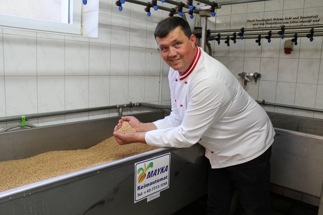Karl Mayer backt in Gattern Brot ohne Mehl und begeistert damit Menschen aus vielen anderen Ländern.