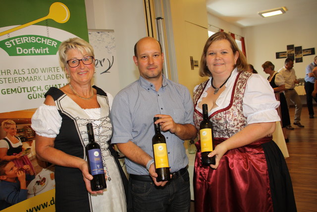 Präsentation der neuen Dorfwirteweine: Christof Halper (Brau Union) mit den Dorfwirte-Ladys Hannelore Wölfler (li.) und Sabine Topf. | Foto: Edith Ertl