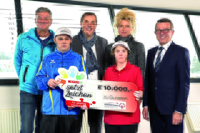 Scheckübergabe an den Verein „Brücken bauen“, Organisator der Special Olympics Sommerspiele 2018. Hinten (v.r.): Jakob Leitner, Geschäftsführer Spar Oberösterreich, Starzinger-Geschäftsführerin Ludmilla Starzinger mit Key-Account-Manager Günther Nini, „Brücken bauen“-Geschäftsführer Hans Schneider sowie vorne im Bild die beiden Athleten Birgit Salzner und Sanid Babic. | Foto: © SPAR / PG Studios