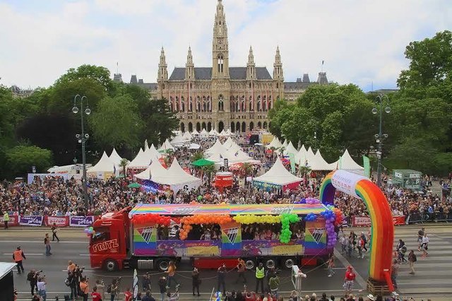 Eine Ringsperre, deren Sinnhaftigkeit wohl niemand anzweifelt: Zur Regenbogenparde versammeln sich alljährlich 100.000 Menschen.