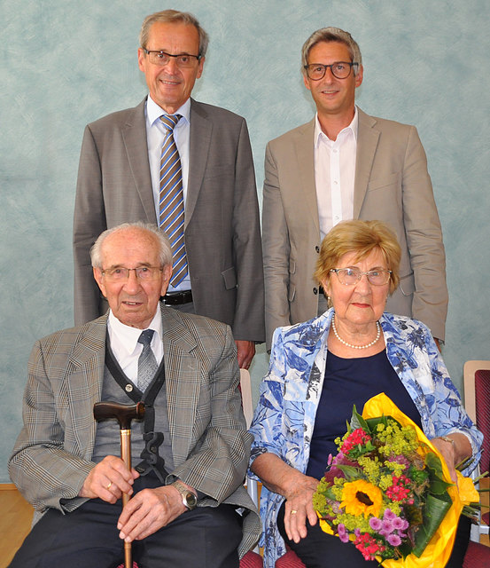 Foto v.l.n.r.: (stehend) Bürgermeister Gerhard Baumgartner und Vbgm. Ing. Markus Brandlmayr (sitzend) Ehegatten Herbert u. Johanna Krüger