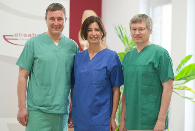 Blutdepot-Leiter des Elisabethinen-Krankenhauses: Prim. Priv.-Doz. Dr. Michael Zink (Vorstand Anästhesiologie und Intensivmedizin) und Erster Oberarzt Dr. Horst Pojer mit Stationsleitung DGKP Claudia Tschmelitsch-Aichholzer
