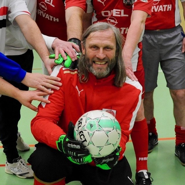Der Ybbser Fußball-Nationalspieler (bei den Priestern) Johann Wurzer glaubt an Spanien oder Deutschland. | Foto: Zarl