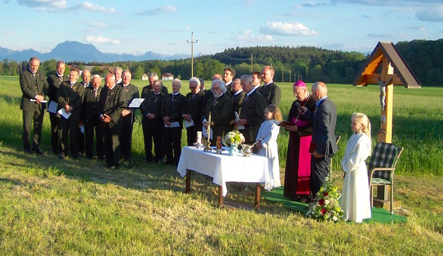 Altbischof Ludwig Schwarz bei der Segnung des wieder errichteten Kleindenkmals in der Gemeinde Manning. | Foto: Strohbach