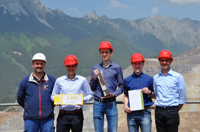 Freude unter den HTL-Schülern Christoph Gruber-Veit, Julian Edlinger und Hubert Haidn und ihren Projektbetreuern über den Sieg bei "Jugend Innovativ". | Foto: KK