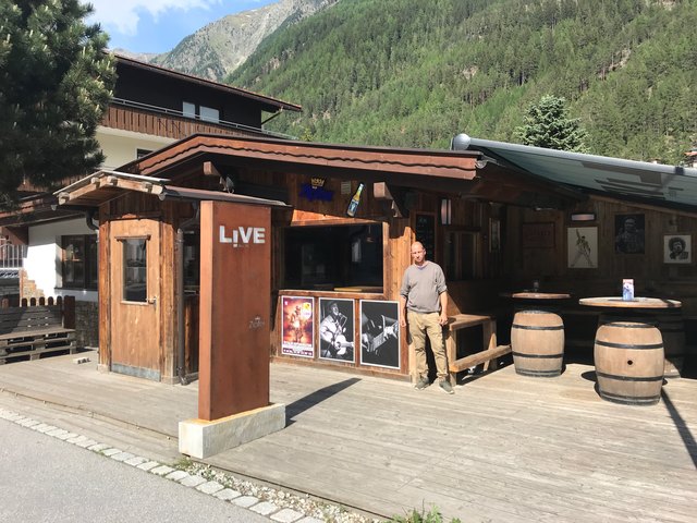 Christoph Fiegl vor seiner Bar in Sölden. | Foto: Fiegl