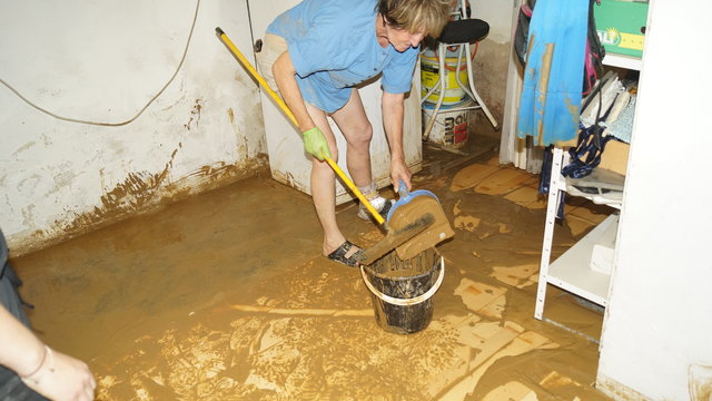 In Deutsch Ehrensdorf füllten sich zahlreiche Keller mit Wasser und Schlamm. | Foto: Carina Spitzer