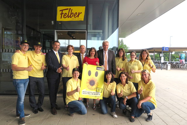 Yellow Day-Action mit Thomas Schmalhofer, Pascal Velek, Christoph Hackel, Michaela Zehetner, Direktor Helmut Stöckl, Doris Felber, Direktor Andreas Korda, Cornelia Peschke, Katrin Rauscher, Luljeta Beqiri, Irene Urban, Doris Schinnerl, Christine Karlik und Petra Körmer. | Foto: Raiffeisenbank Korneuburg