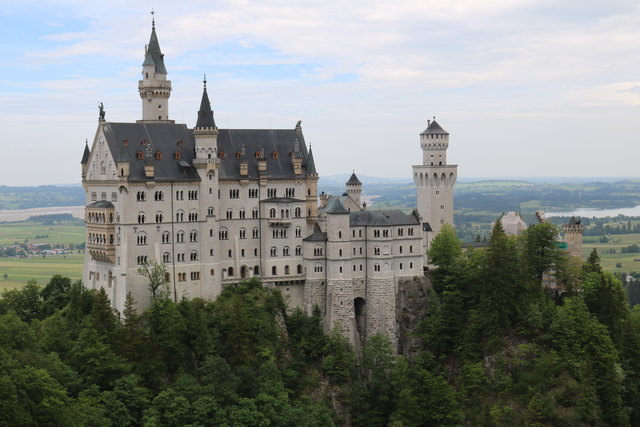 Schloss Neuschwanstein: Blick von der Marienbrücke auf die Südfassade (rechts Eingang wird derzeit renoviert)