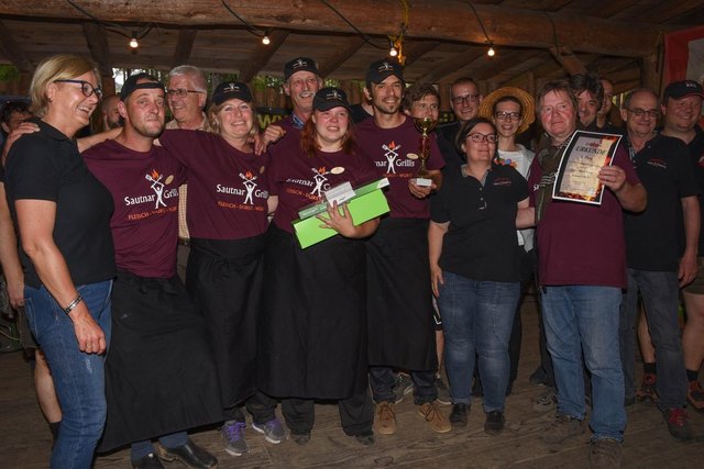 Team Sautner Grillis mit Christine Hackl (Obfrau TVB Sautens l.), 3. v.l. BM Manfred Köll, 7. v.l. Marion Eberhard, 8. v.l. Monika Ladurner (Grillxperts), 10. v.l. Pepi Kaserer (Veranstalter) | Foto: Thomas Driendl